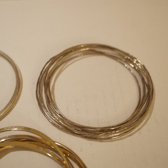 LOT OF BANGLE BRACELETS GOLD TONE AND SILVER TONE VINTAGE - Picture 4 of 6